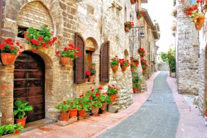 Rua com flores em beco na Itália.