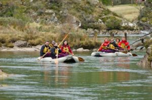 Grupo pratica rafting em rio de Ushuaia.